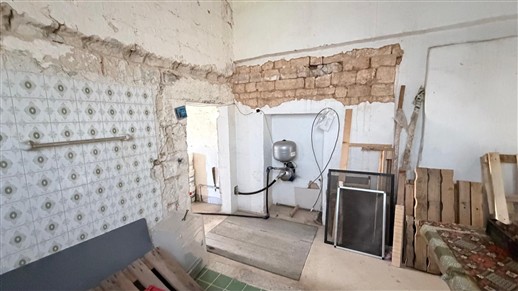 Antico Fabbricato Alle Porte di Putignano, Parzialmente In Pietra e Terreno.